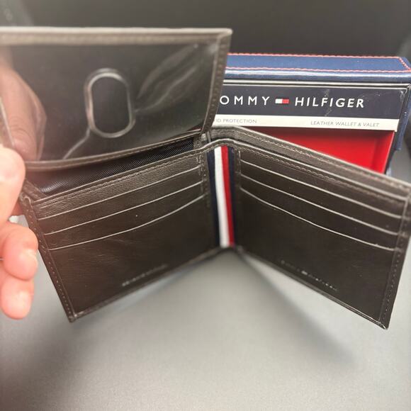 Tommy Hilfiger Mens Genuine Leather Bifold Wallet 31HP220118 with ID Window NIB - Picture 2 of 16